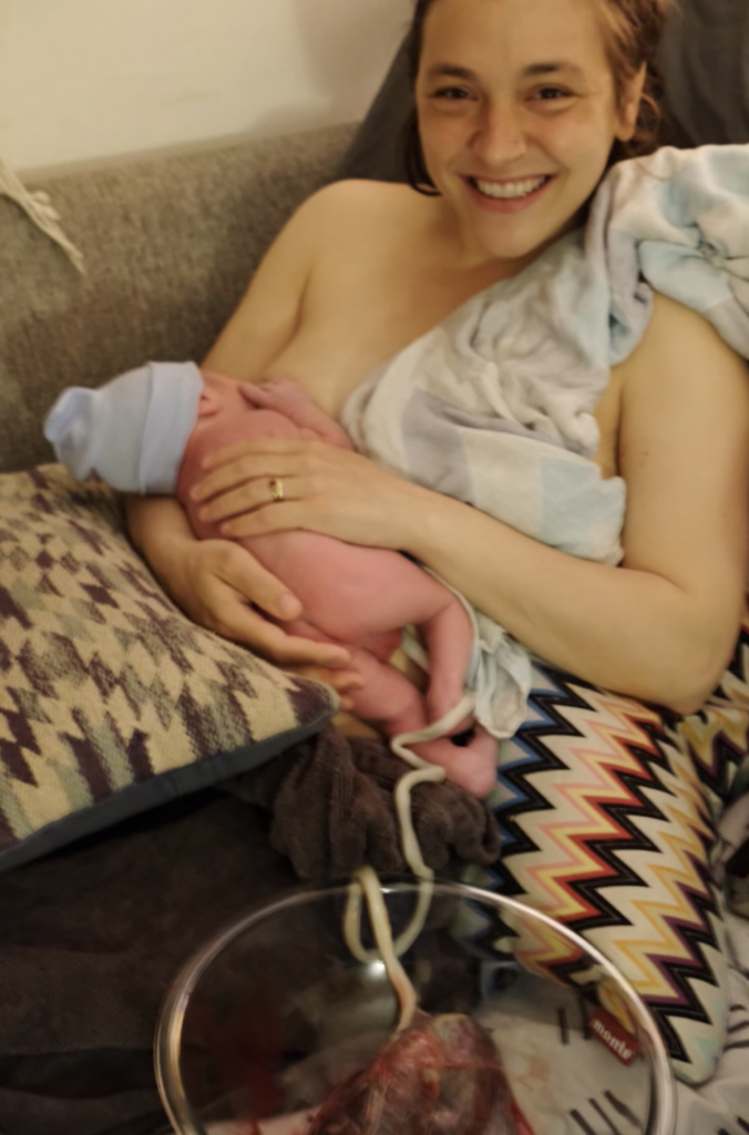 mom breastfeeding with delayed cord clamping